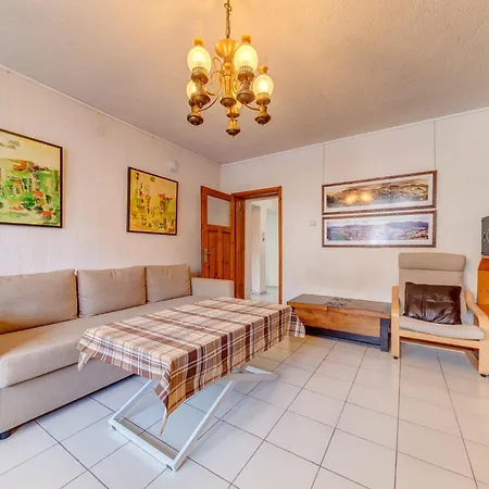 1-bedroom Garden Flat سموليان